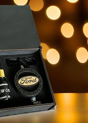 Ароматизатор в машину с логотипом ford (форд) комплект из дерева versace«eau fraiche»