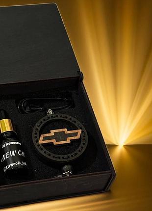 Ароматизатор в машину с логотипом с натурального дерева chevrolet ( шевроле ) lacoste«eau de lacoste l. 12.12 blanc»