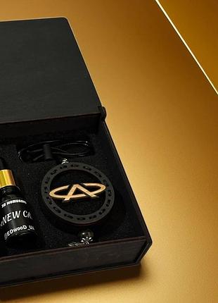 Ароматизатор в машину с логотипом chery (чери) комплект из дерева versace«eau fraiche»