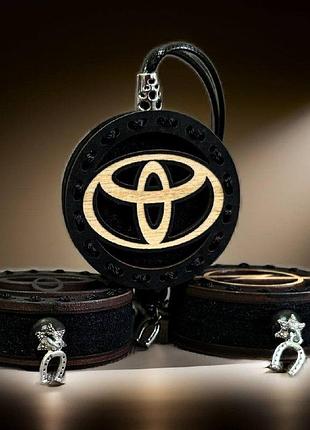 Деревянный ароматизатор с логотипом toyota (тойота) гравирована moschino toy boy