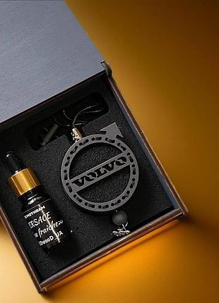 Ароматизатор в машину с логотипом volvo (вольво ) комплект из дерева lacoste«eau de lacoste l. 12.12 blanc»