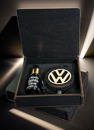 Ароматизатор в машину авто с логотипом volkswagen (фольцваген ) комплект из дерева moschino < toy boy »