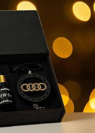 Ароматизатор в машину с логотипом audi (ауди) комплект из дерева банан з полуницею