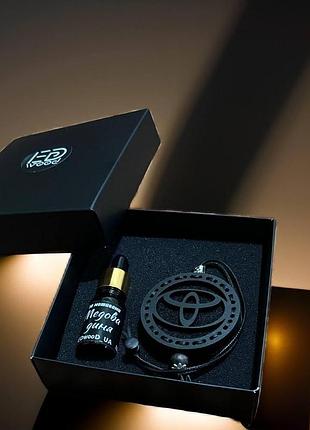 Ароматизатор с логотипом toyota ( тайота ) в машину из дерева moschino "toy boy"
