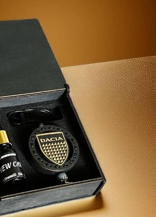 Ароматизатор в машину с логотипом dacia ( дача ) комплект из дерева tom ford «tabacco vanille»
