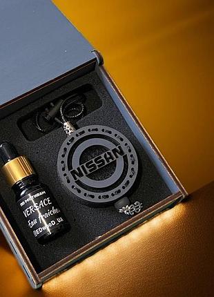 Ароматизатор в машину с логотипом комплект из дерева nissan (ниссан ) versace«eau fraiche»