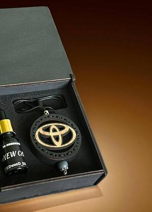 Ароматизатор с логотипом в машину из дерева toyota ( тайота ) lacoste«eau de lacoste l. 12.12 blanc»