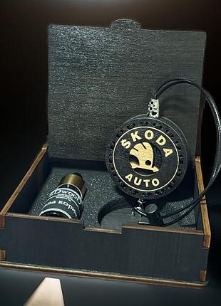 Ароматизатор в машину с логотипом skoda (шкода) комплект из дерева tom ford «tabacco vanille»