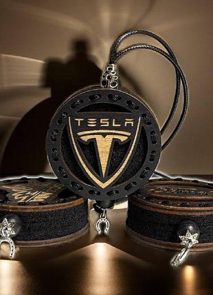 Деревянный ароматизатор с логотипом tesla (тесла) гравированая bubble gum