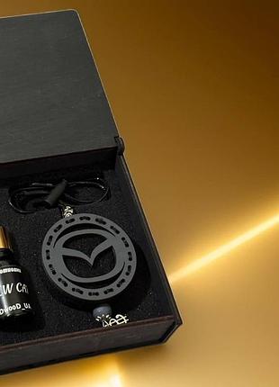 Ароматизатор в авто с логотипом mazda (мазда ) комплект из дерева clinique - happy for men