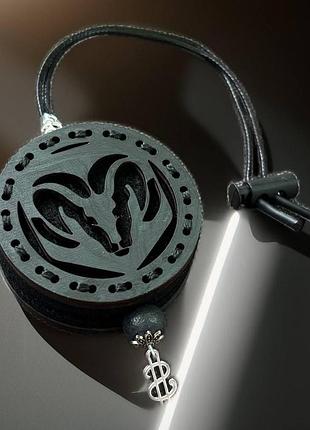 Деревяннай ароматизатор с логотипом dodge (додж) versace«eau fraiche»