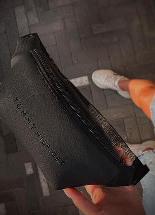 Бананка tommy hilfiger черная молния пластиковая