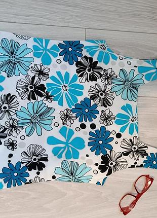 Яскрава блуза з цікавим жіночним вирезом на груді