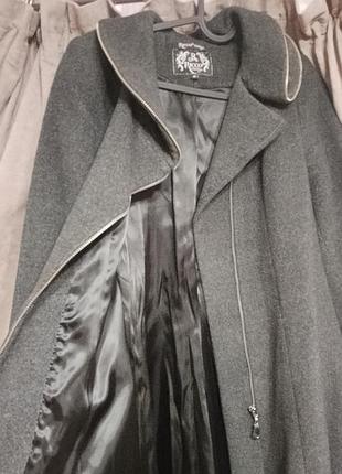 Пальто женское, серое, бренд ricco colection, серый, размер s-m, длина выше колен, пошив в виде платья, на замочке