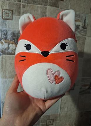 Коллекционная мягкая игрушка squishmallows в виде лисички по имени фифи.