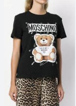 Футболка  moschino