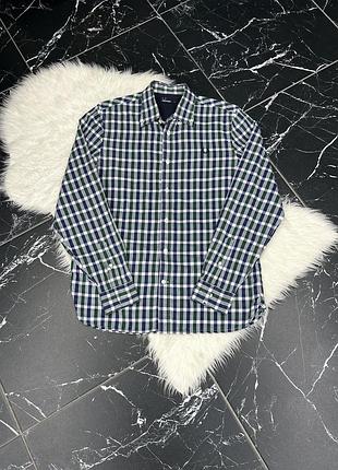 Сорочка — чоловіча сорочка в клітинку від бренду fred perry.