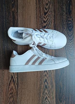 Adidas жіночі кросівки