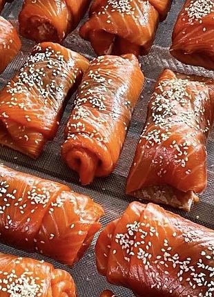 Рулетики из красной рыбы с кунжутом (холодного копчения / слабосоленые) 250грамм
