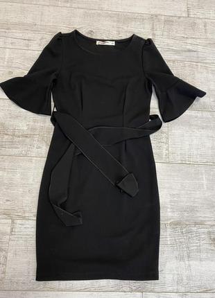 Короткое чёрное платье