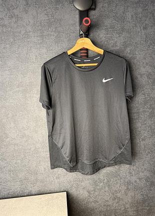 Чорна футболка  nike running dri-fit