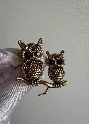 Металева брошка “дві сови на гілці” (owl brooch, пара сов, птахи, зелений камінь)