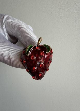 Металева брошка  “полуниця зі стразами” (strawberry brooch, червона полуниця, фруктова брошка)