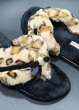 Жіночі пухнасті капці бренду river island з леопардовим принтом та декором у вигляді банта з перлиною роз.40-40,5