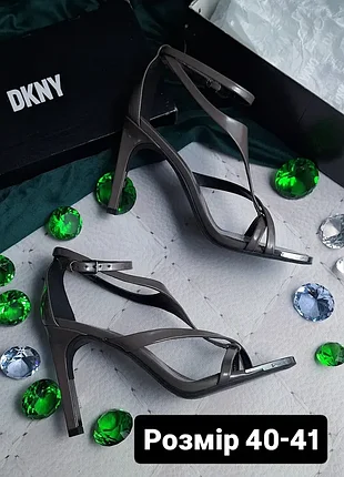 Dkny оригінал сіро-коричневі босоніжки на шпильці