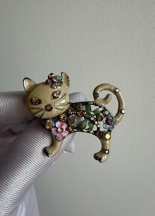 Металева брошка “кіт у квітах” (cat brooch, котик зі стразами, милий котик, kitten brooch)