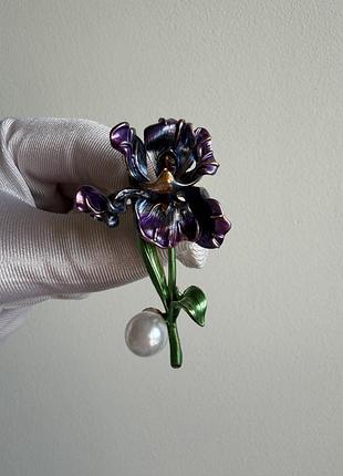 Металева брошка “ірис хамелеон з перлиною” (iris brooch, квітка ірис, брошка перелив, перлина)