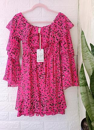 Ярко-розовое женское платье