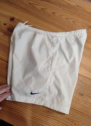 Белые детские (для девочек) спортивные шорты бренда nike. на 7-8 лет