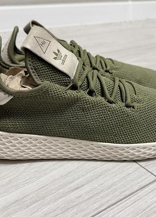 Кросівки adidas originals pharrell williams tennis hu у кольоровій гамі, що нагадує «raw green» або «olive».