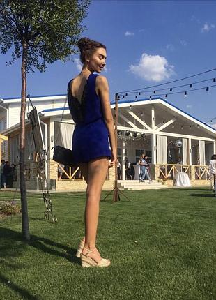 Вечірній ромпер з шортами та мереживом на спині