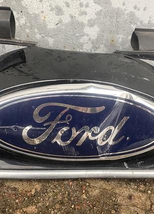 Значок і частина бамперу на ford c-max