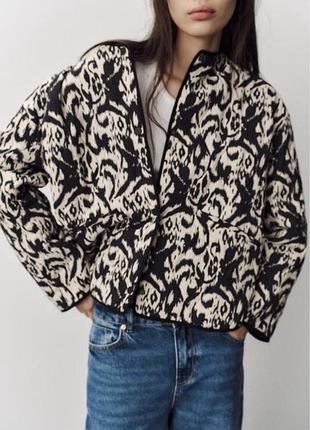 Красива легенька стьобана куртка zara