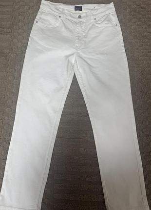 Белые джинсы бренда gant.