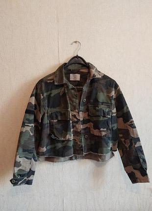 Модна укорочена пряма оверсайз мілітарі камуфляжна джинсова куртка bershka