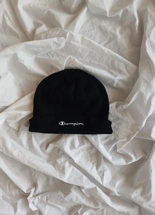 Черная шапка бини champion