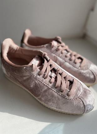 Жіночі кросівки nike classic cortez velvet. верх з мʼякого рожевого оксамиту. мʼякі та зручні. устілка 24см. рідкісна модель