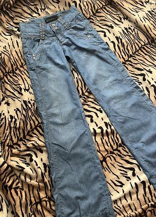 Сині буткат джинси в стилі нульових з низькою посадкою