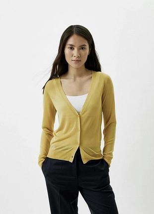Жіночий кардиган гірчично-жовтого кольору бренду uniqlo