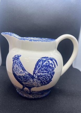 Вінтажний глечик-молочник від бренду moorland staffordshire із візерунком півня в синьо-білих тонах