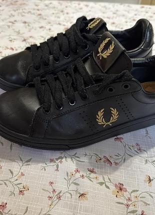 Стильні чорні кеди від fred perry з культовим золотим логотипом