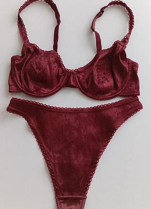 Комплект белья бренда h&amp;m в насыщенном бордовом цвете с изящной кружевной отделкой