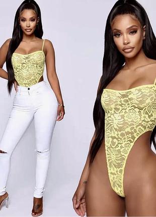 Яскраве мереживне боді prettylittlething на тонких  бретелях boohoo group (англія) .