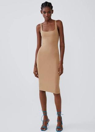 Бежевое облегающее платье миди без рукавов от бренда zara из линейки trafaluc.