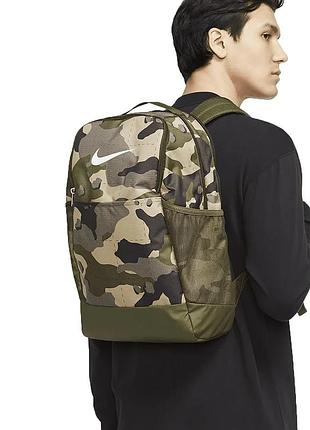 Камуфляжний портфель nike brasilia camo m. футбольний рюкзак для тренувань. спортивний рюкзак найк бразилія