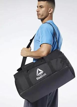 Спортивна сумка для спортзала чорна reebok training essentials 35 л. чоловіча сумка для тренувань, футбола